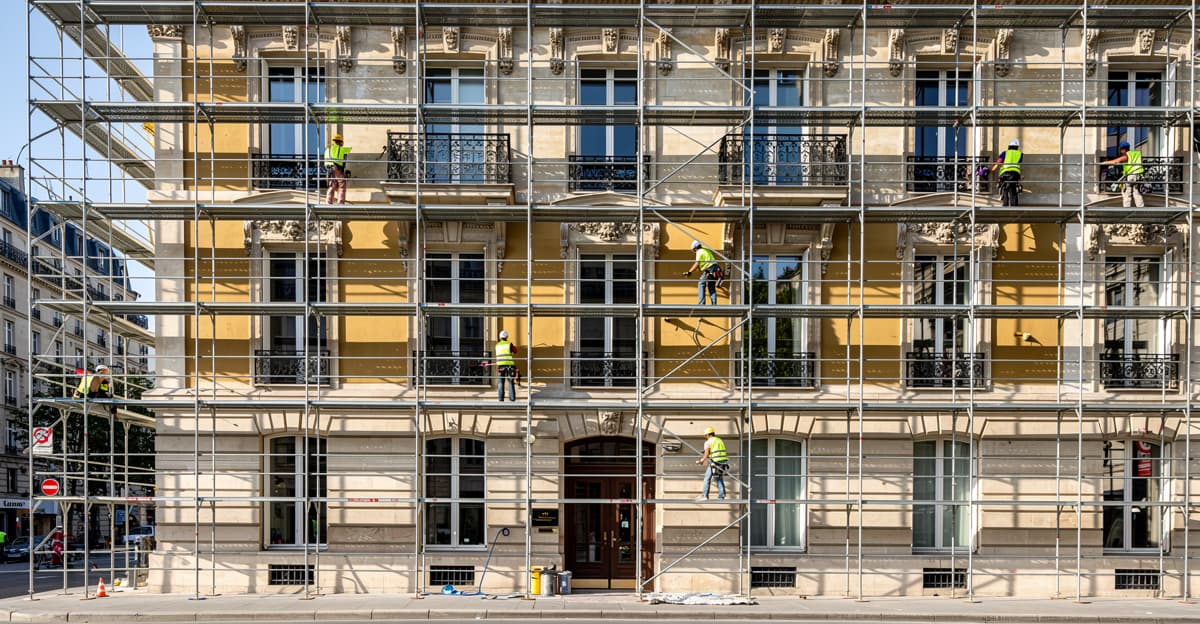 Ravalement de façade en copropriété 2026 : vote en AG, budget et obligations légales
